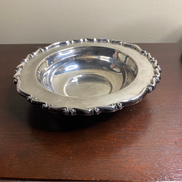 Vintage F B Rogers heavy, quality silver plated 8” bowl with elegant, scroll rim - Picture 5 of 6